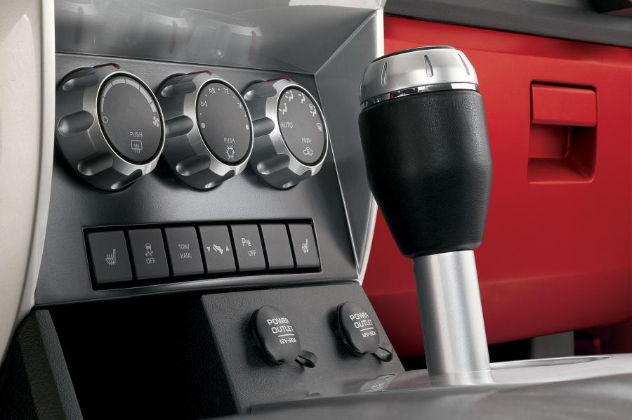 Детали интерьера Dodge Nitro Concept (KA) 2005 года  (фото 8 из 24)